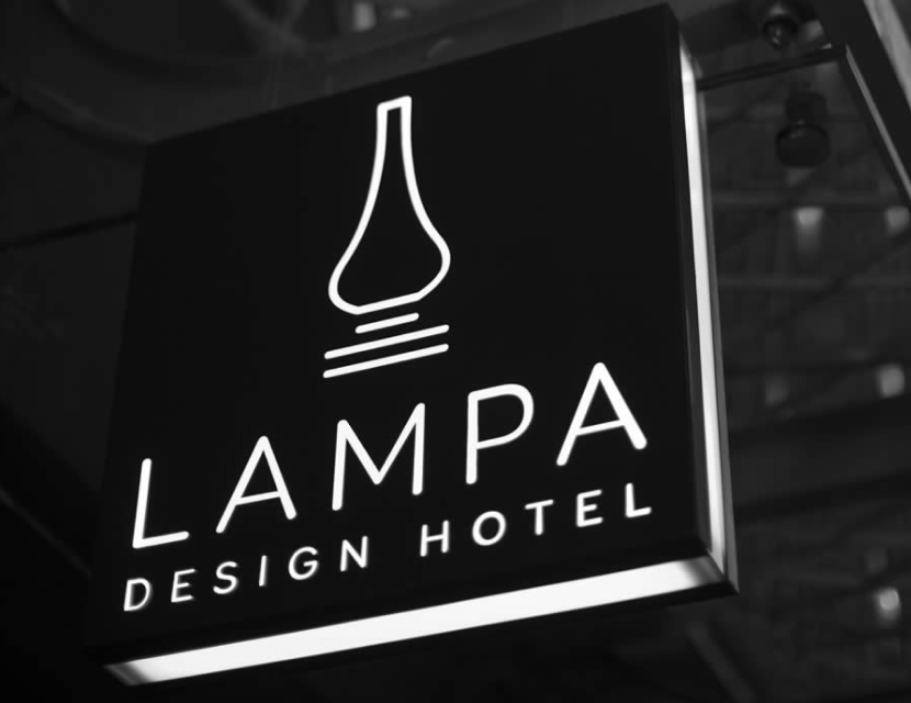 Lampa Hotel Signage